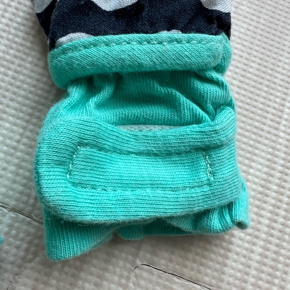 LOVEVERY organic cotton high contrast newborn mits - Picture 2 of 4